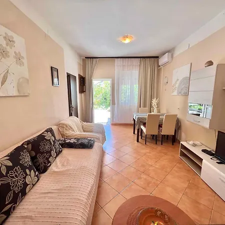 In 43211 Apartment Dramalj